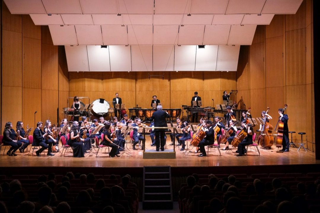 La Orquesta Clásica de Vigo toca en el Teatro García Barbón