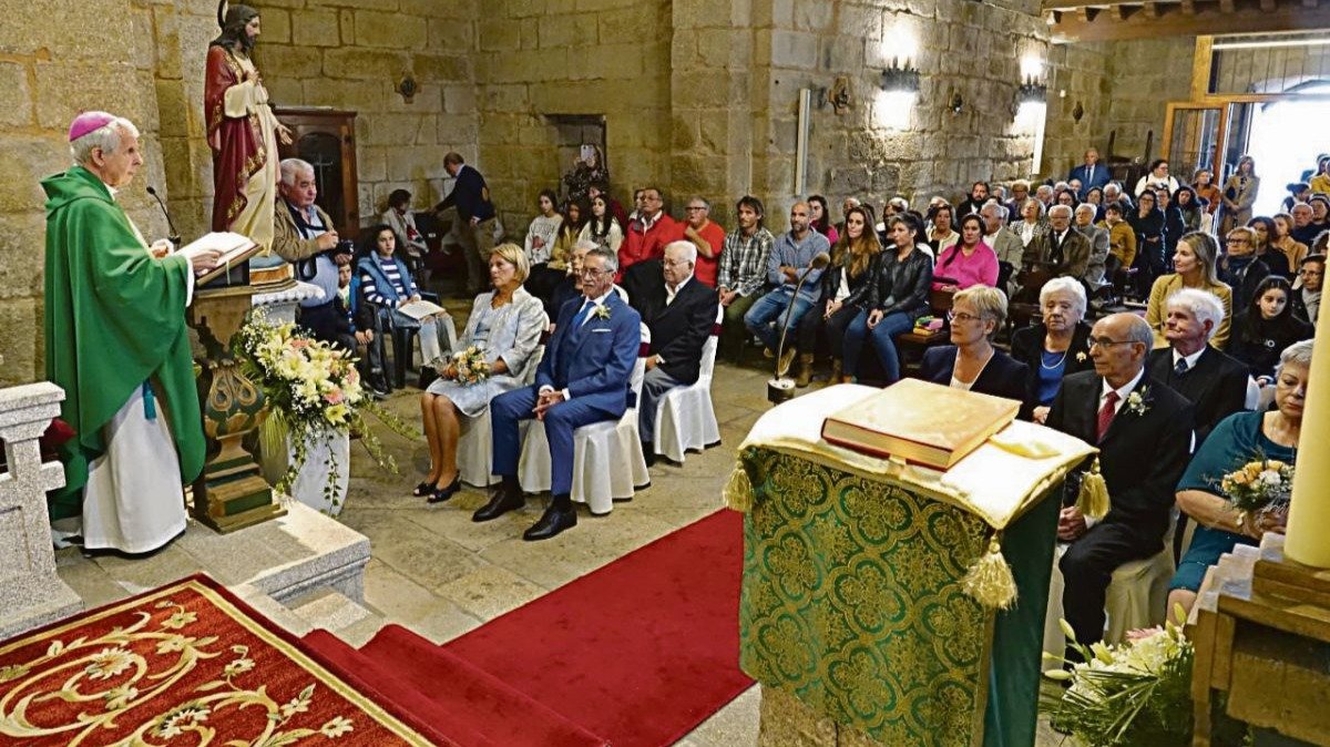La iglesia románica de Coruxo acogió la renovación de los votos a los que acudió la delegada de la Xunta, Marta Fernández Tapias.