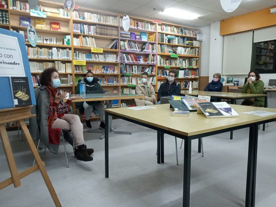 Marilar Aleixandre compartió unos momentos con el club de lectura del instituto del que fue directora.