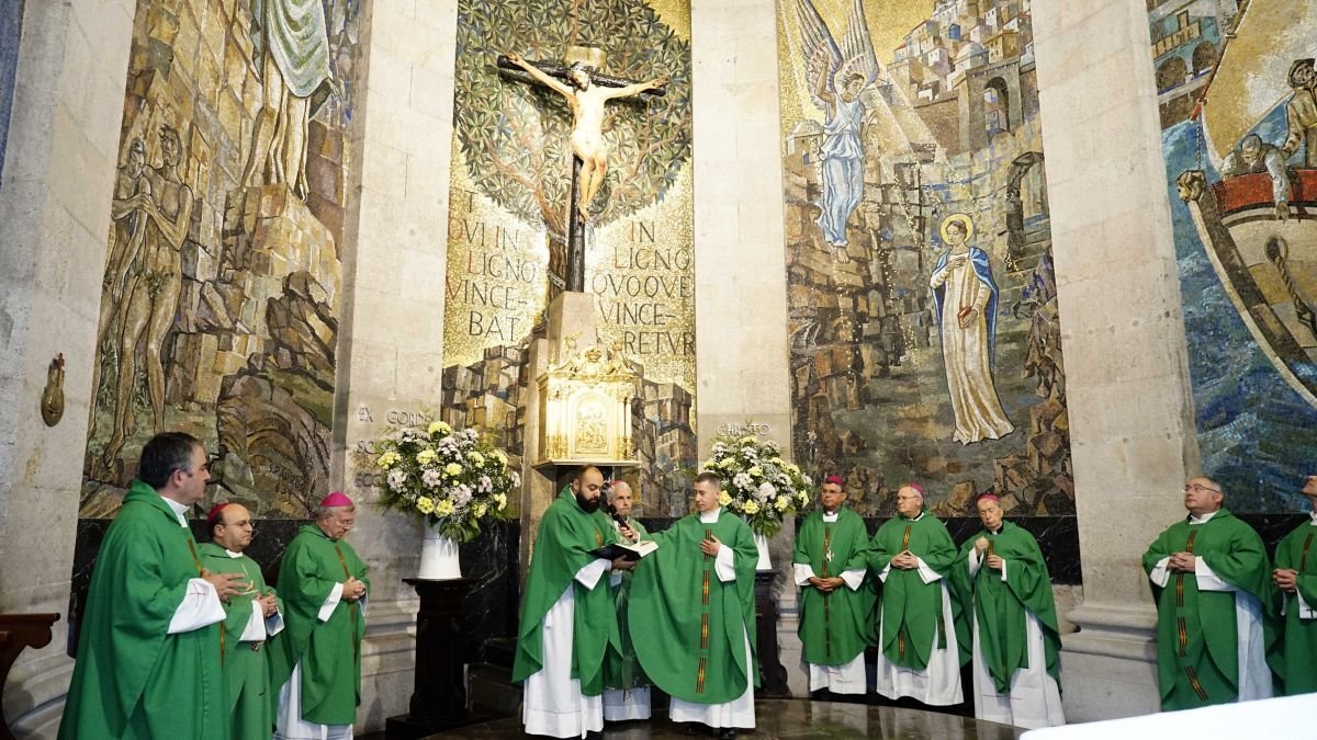 Los ocho obispos participaron en una misa de celebración, ayer, en la Concatedral.