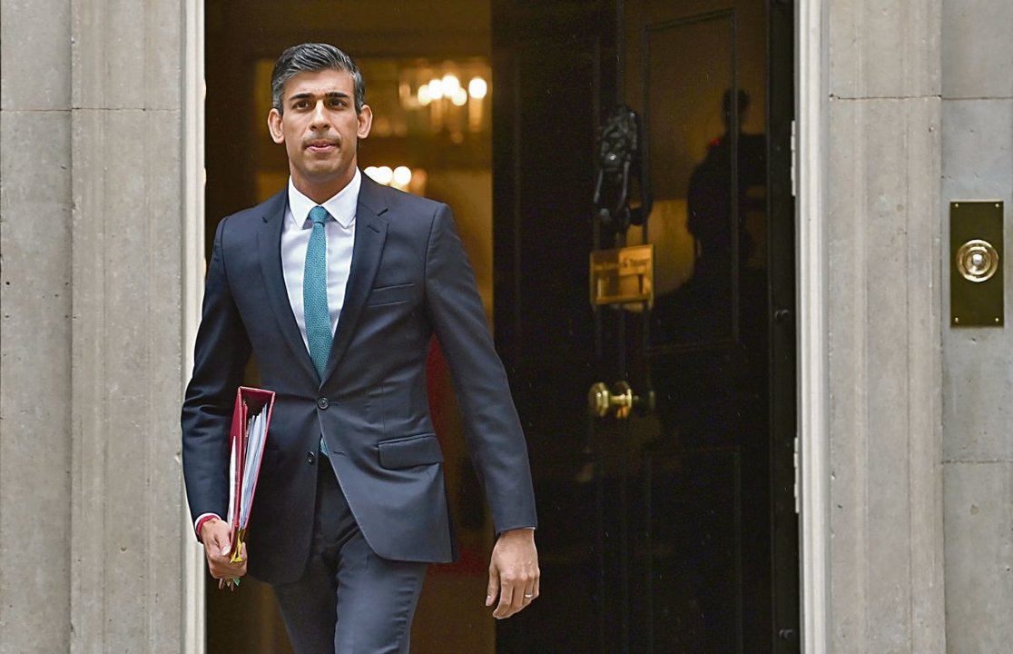 El primer ministro británico, Rishi Sunak, sale del número 10 de Downing Street.