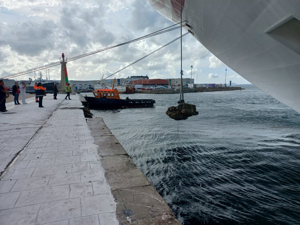 El 'Ventura' se llevó un amarre del puerto de Vigo.