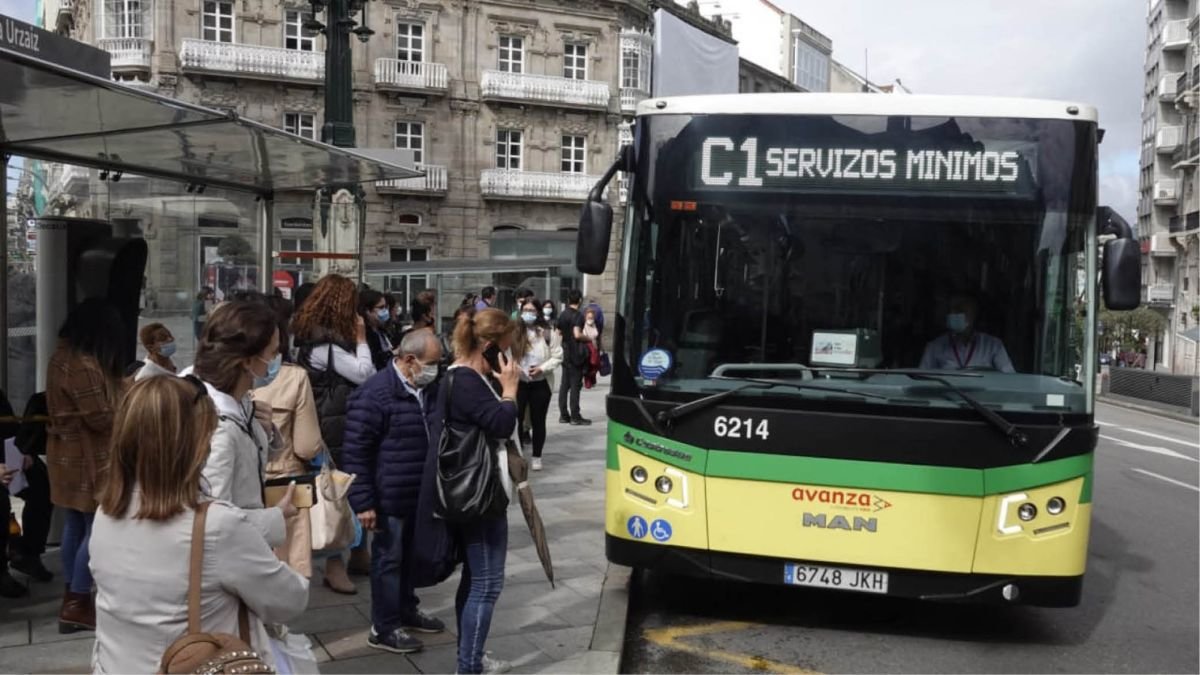 Un autobús de Vitrasa circulando en Vigo prestando servicios mínimos.
