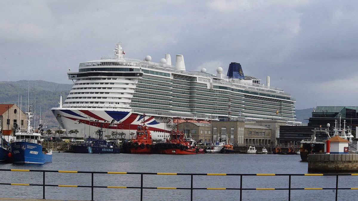 El “Iona”, ayer en Vigo: es el mayor crucero construido en Gran Bretaña.