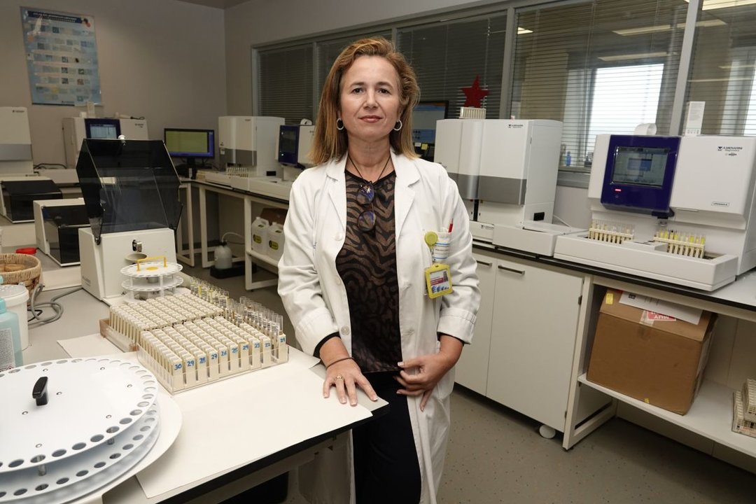 La doctora Cristina Regojo, en el Laboratorio Central del Complejo Hospitalario Vigués.