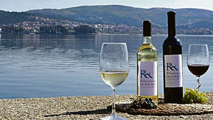 Los vinos Ribeiras do Morrazo son tintos y blancos elaborados en Bueu, Cangas, Moaña, Marín, Vilaboa, Pontevedra, Poio y Redondela.