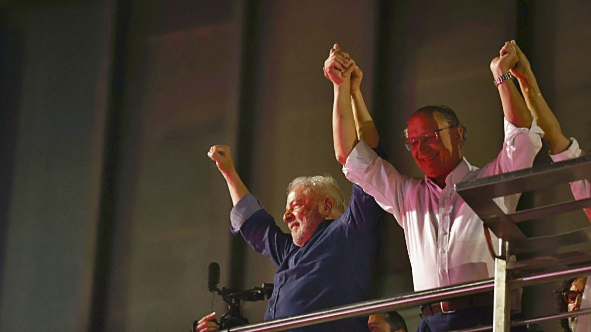 Lula celebra su triunfo en la noche electoral.