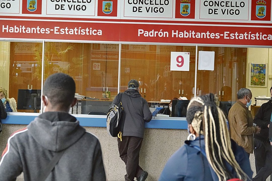 Inmigrantes dándose de alta en la oficina municipal del padrón de residentes.