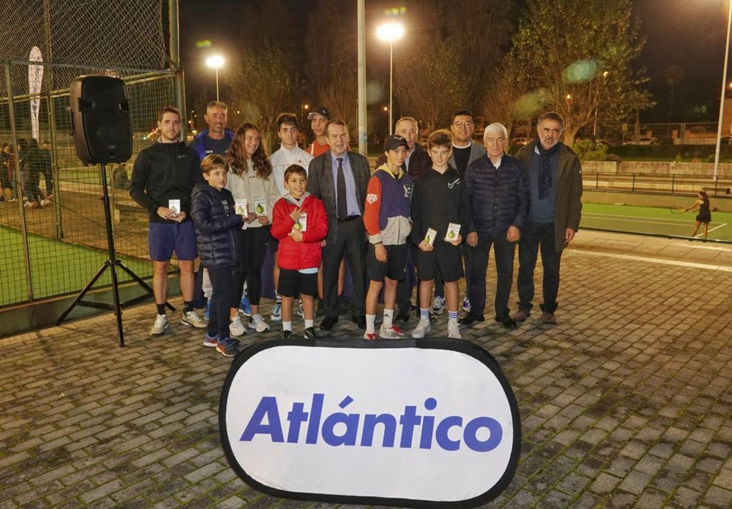 Algunos de los vencedores en el torneo de +Deporte Atlántico ayer en Samil, con el alcalde Abel Caballero, y representantes del periódico.