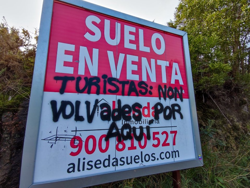 Un cartel de venta, sobrepintado en la península de O Morrazo. // Vicente Alonso