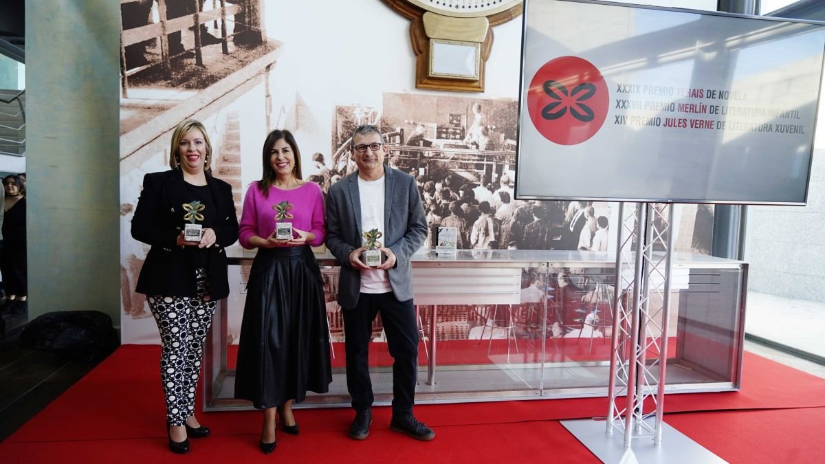 Rocío Leira (Premio Jules Verne), María Solar (Premio Xerais de Novela) e Anxo Iglesias (Premio Merlín) recolleron onte os seus galardóns no Museo do Mar.