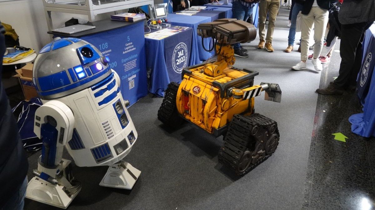 Los famosos robots R2D2 y Wall-E, presentes ayer en la apertura de las Jornadas de Automatización Industrial en el campus de Vigo.