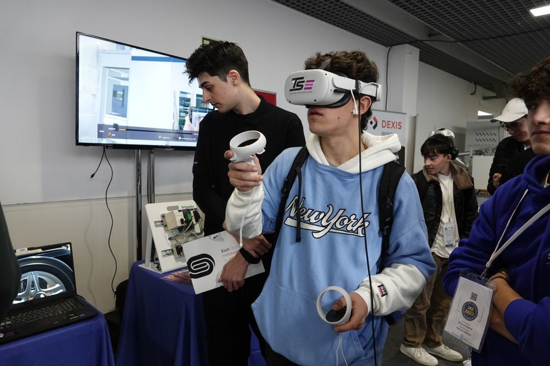 Un estudiante en un ‘stand’ de realidad virtual.