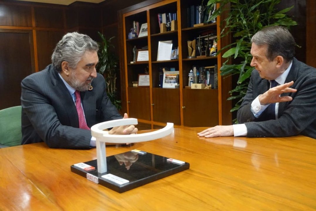 El exministro Uribes, hoy embajador ante la Unesco, visitó Vigo para reunirse con Caballero.