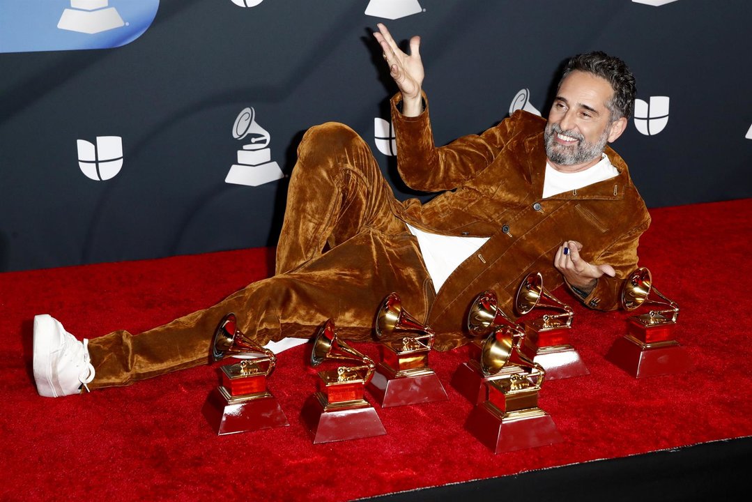 Jorge Drexler posa con sus siete premios Latin Grammy en Las Vegas. // EFE