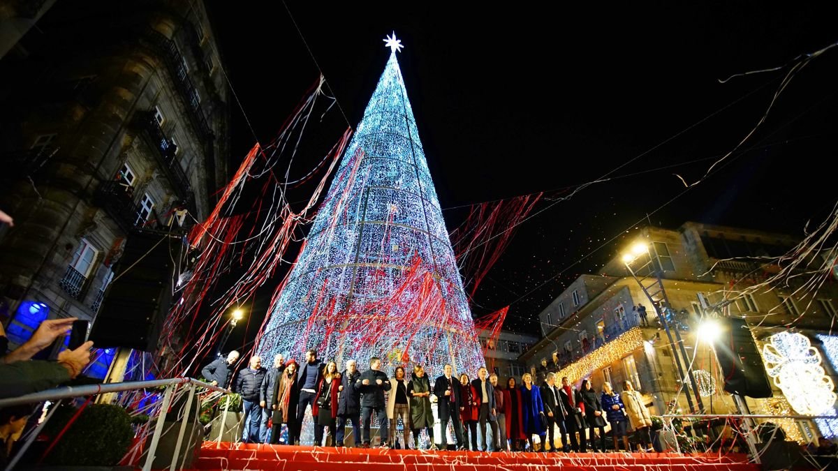 El gigante árbol de Navidad de Porta do Sol tras ser encendido anoche por el alcalde, Abel Caballero, y su gobierno.