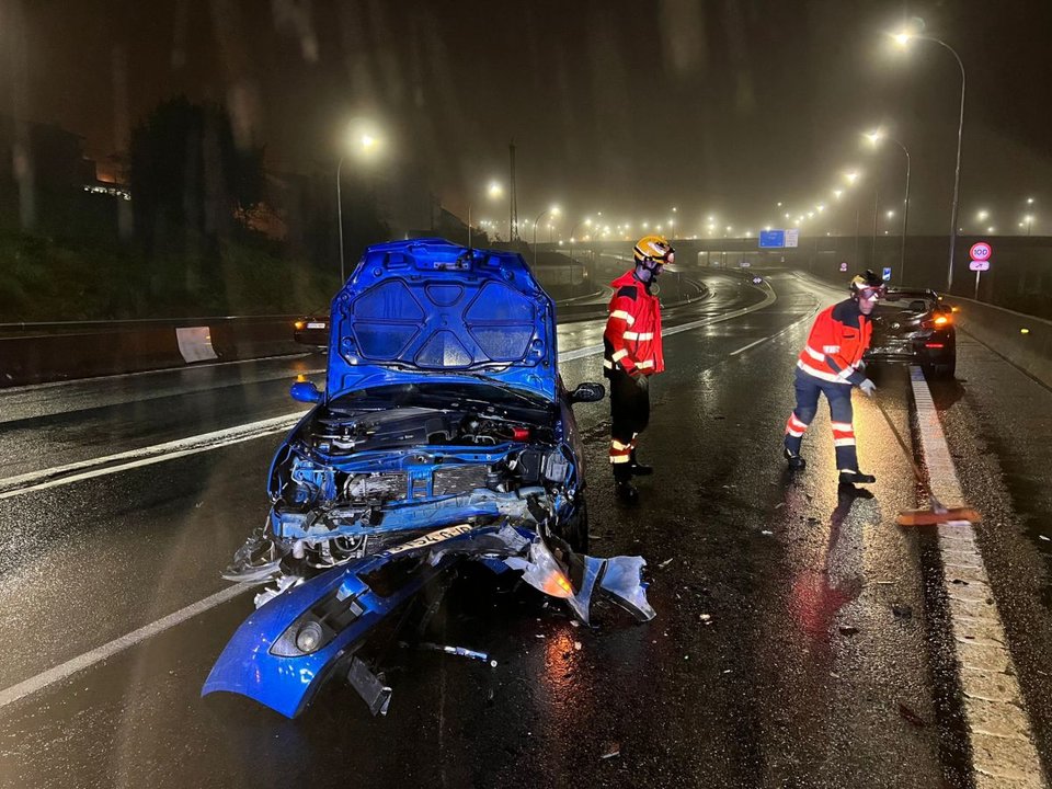 Uno de los cinco coches implicados en el accidente múltiple en la AP-9 a la entrada de Vigo que sufrió el impacto del conductor kamikaze.