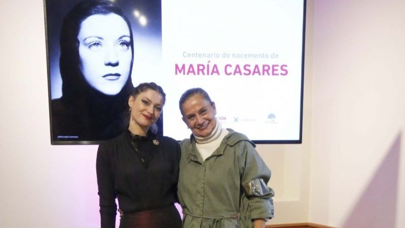 Paula Sanmartín e Carmela Silva, co camelio María Casares.