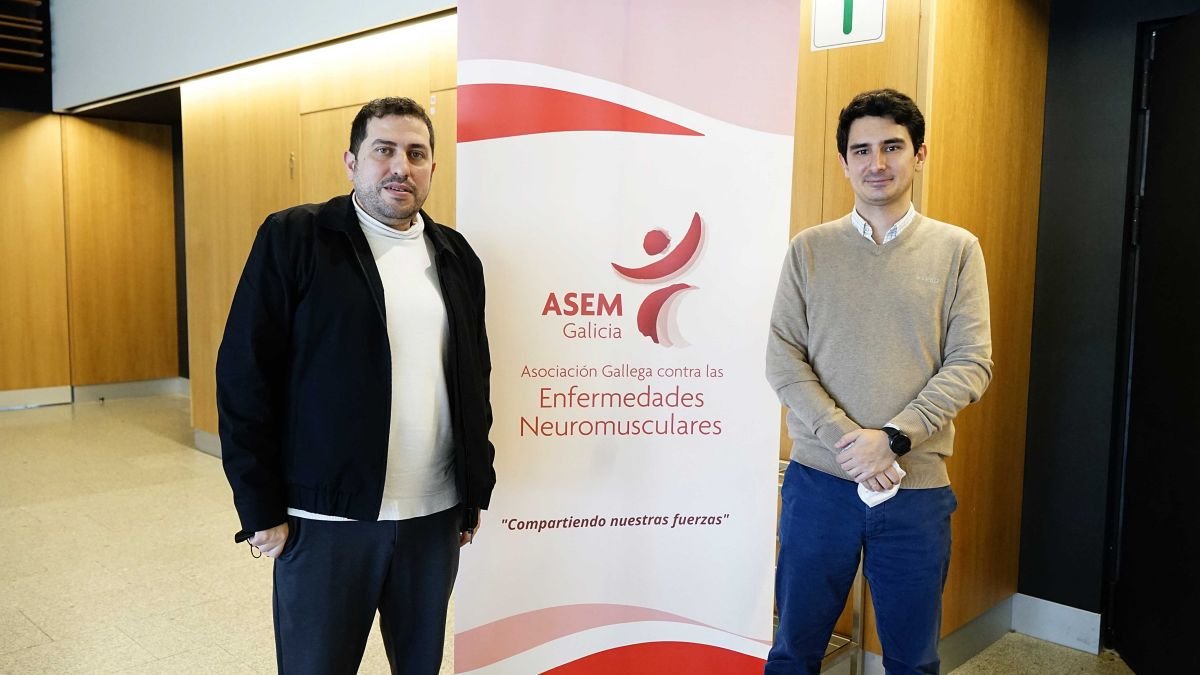 El presidente de Asem, Manuel Rego, y el neurólogo Arturo Fraga Bau.