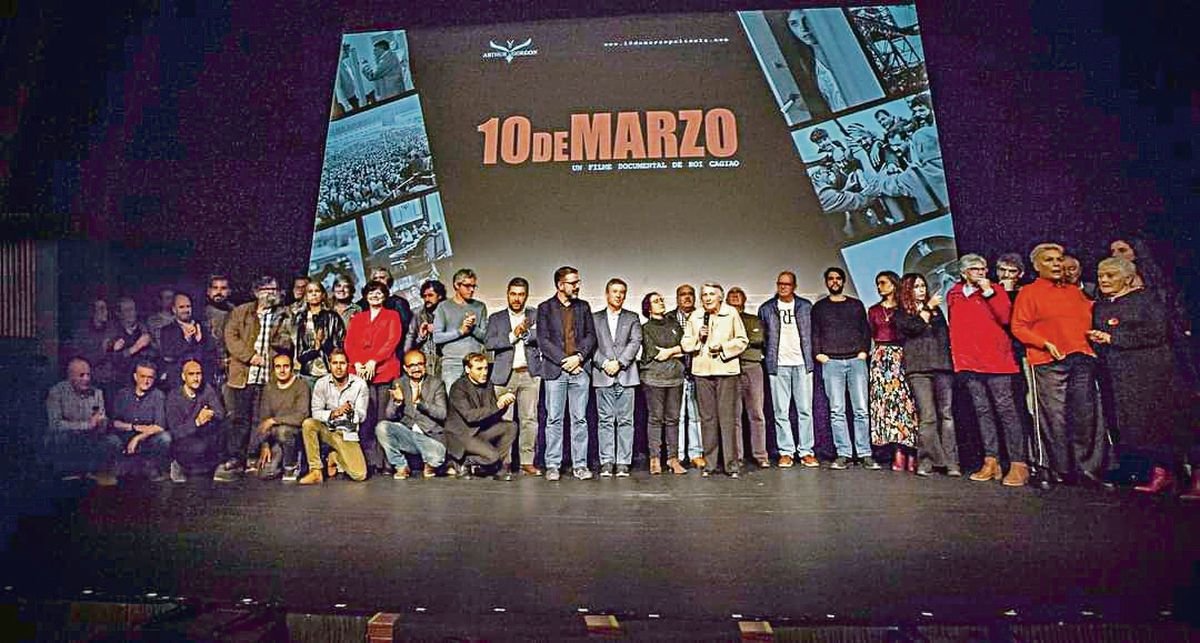 Roi Cagiao con los protagonistas de “10 de Marzo”, el jueves en su estreno en los Duplex de Ferrol. La película está desde el viernes en los Cines Norte.