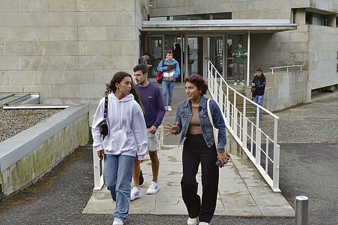 Estudiantes saliendo de la Facultad de Económicas de la UVigo.
