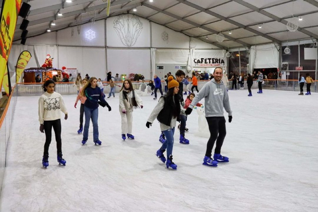 El patinaje sobre hielo en Samil, el deporte navideño que a niños y mayores