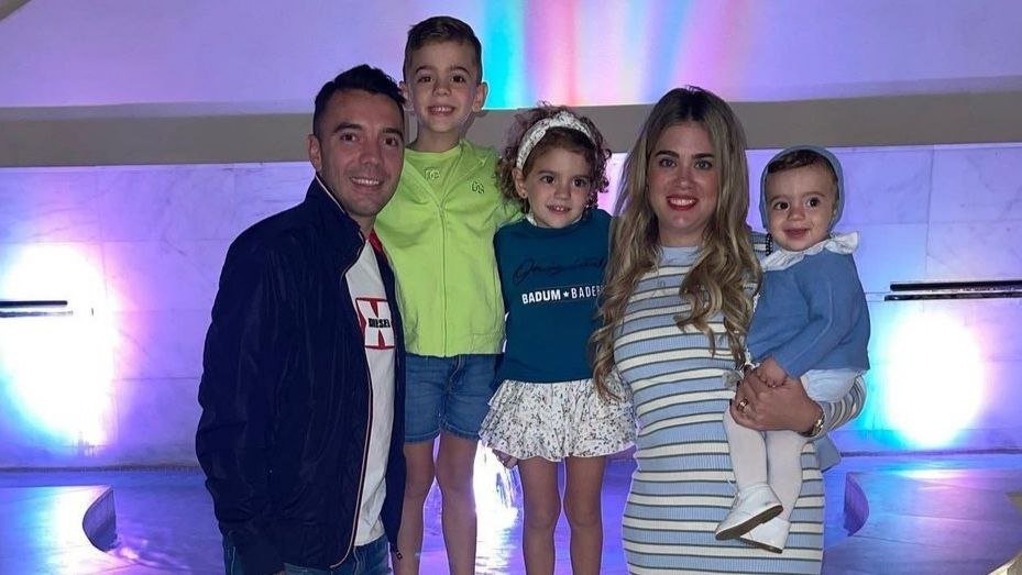 Iago Aspas con su mujer y sus tres hijos // Instagram (@jenniru10)