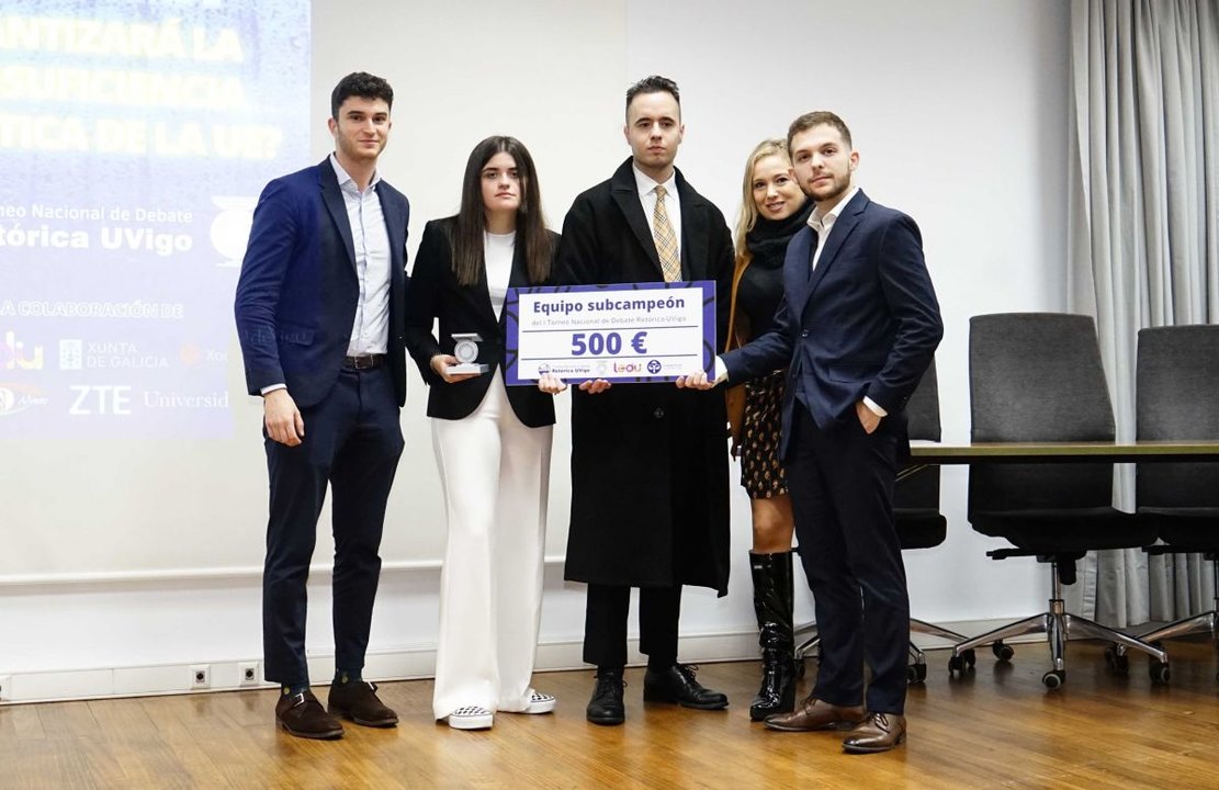 Sara, Hernán e Iván recogieron el premio de subcampeones de manos de Santiago Janeiro y Mónica Valderrama.