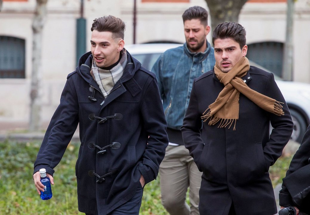 Carlos Cuadrado (i), Víctor Rodríguez (c) y Raúl Calvo (d), exjugadores de la Arandina Club de Fútbol condenados de agresión sexual a una menor // EFE