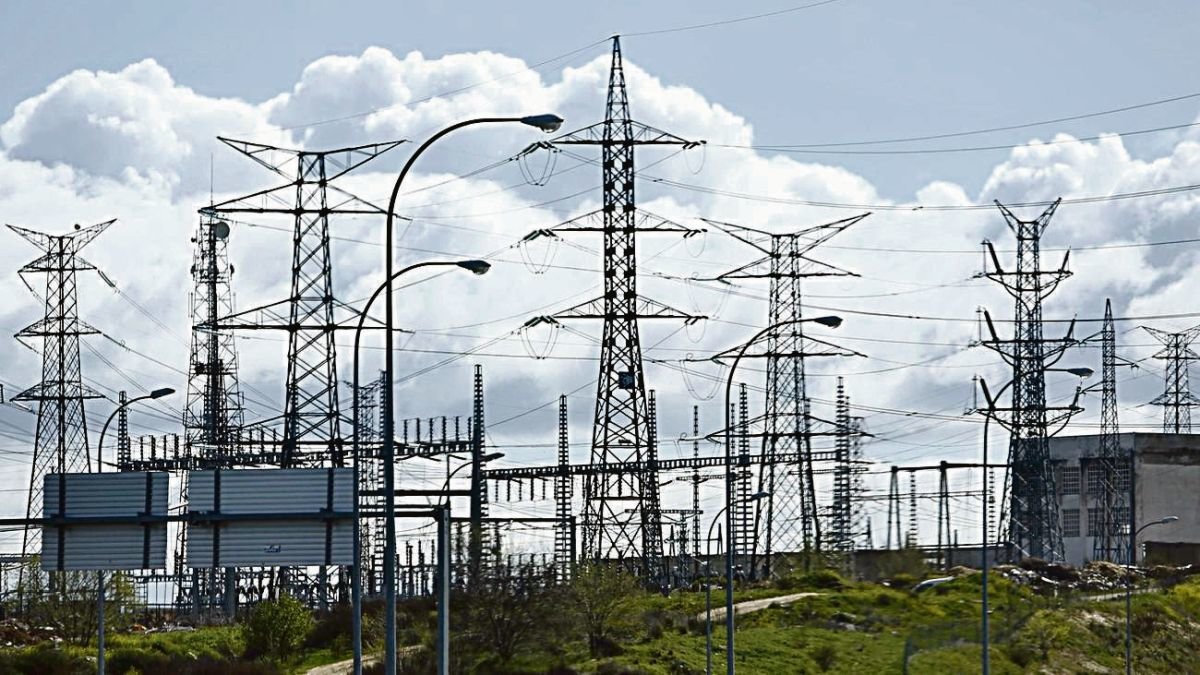 Grupo de torres de control de la electricidad en Madrid.