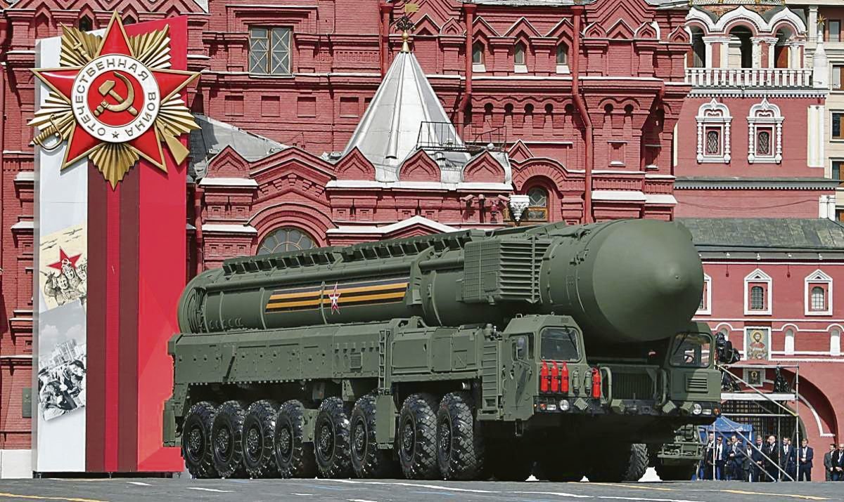 Un lanzador de misiles balísticos intercontinentales Yars de Rusia.