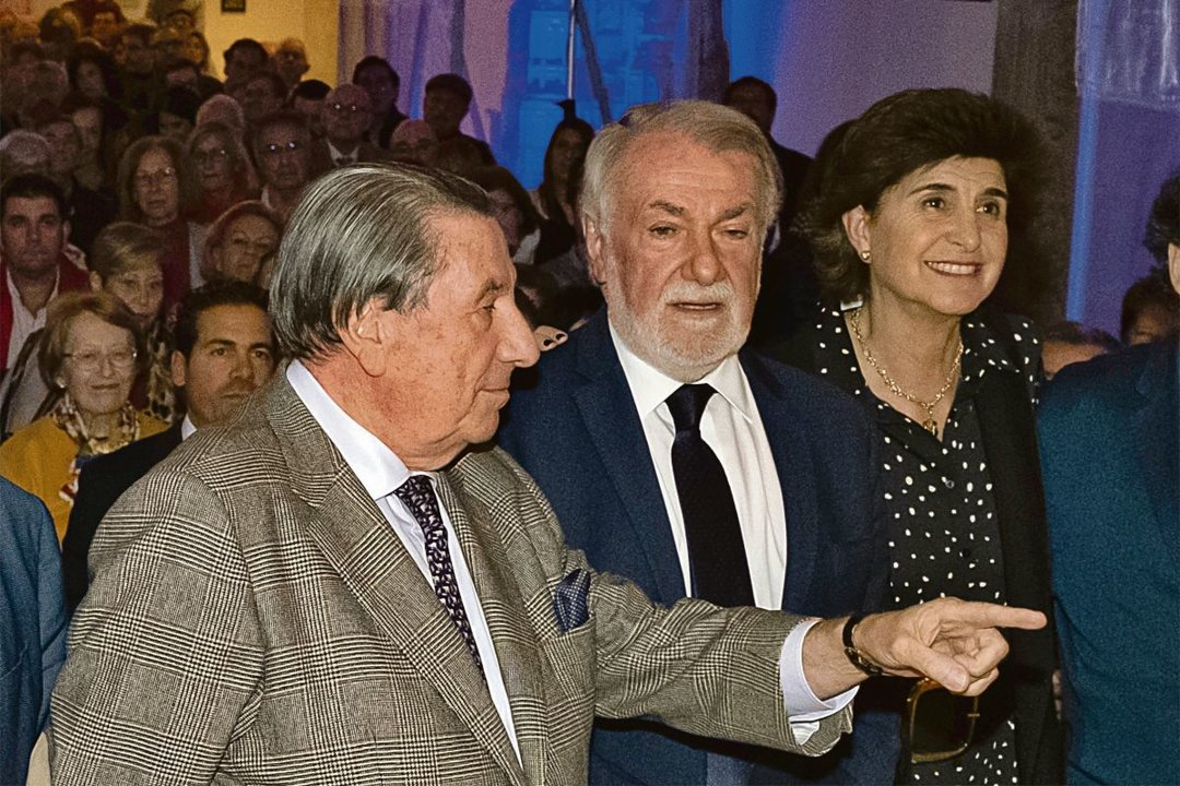 Paco Vázquez, Jaime Mayor Oreja y María San Gil durante el acto de Neos en Santiago.