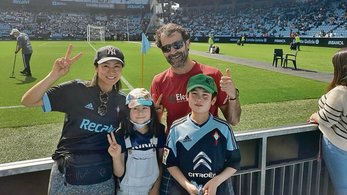 Mai Koguchi, junto con su familia en Balaídos, disfrutando de un derbi ante el Deportivo.