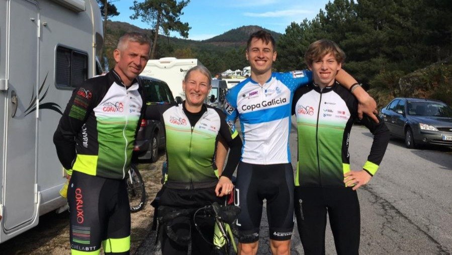 Jana Buba se unió su marido Martin y a los hijos Ricardo y Danny en el calendario gallego de ciclocross.