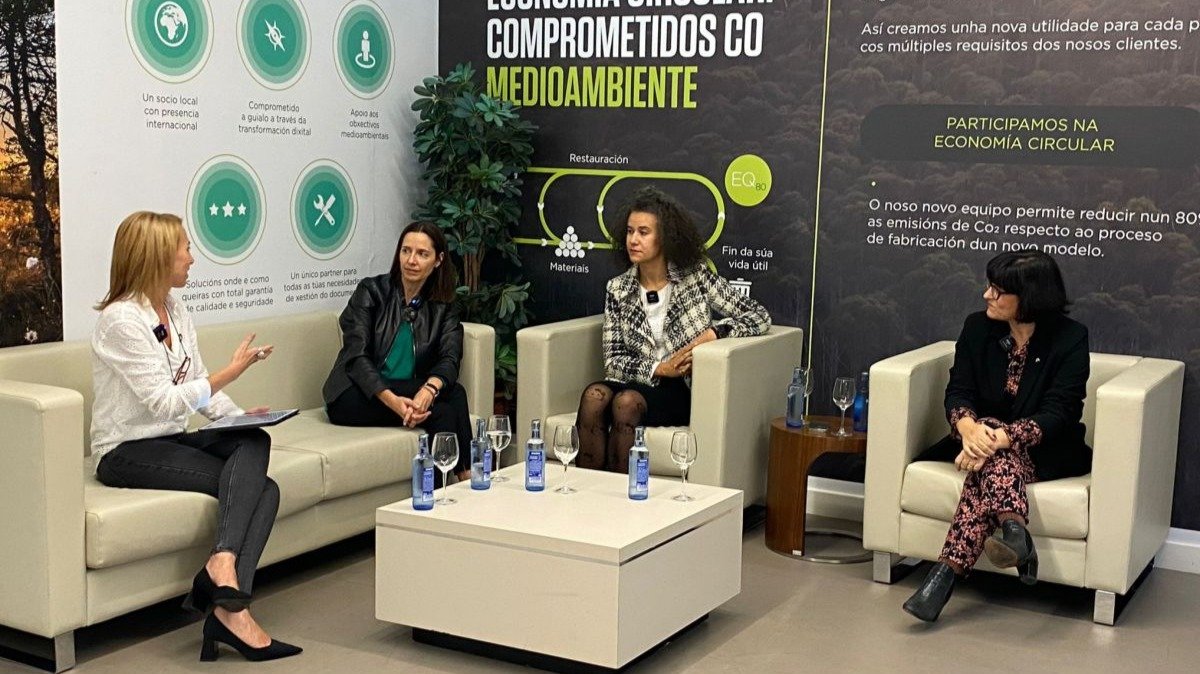 Eva Castro, Loli Gato, Antía Fernández y Rosa Seoane, ayer en el Círculo de Empresarios.