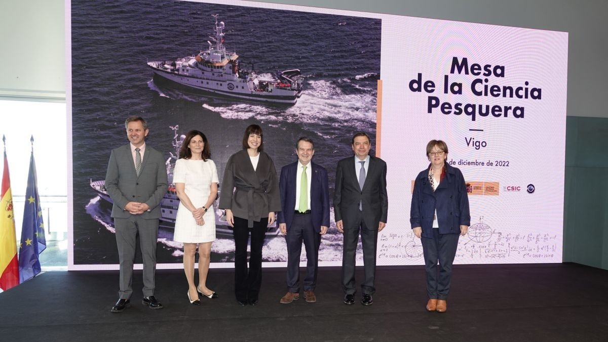 Caballero, con los ministros Planas y Morant, entre otros, ayer en Vigo.