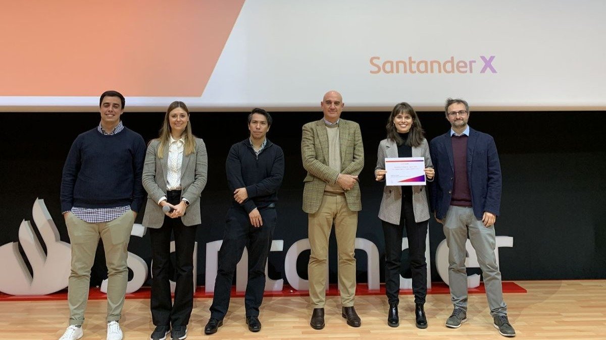 Marta Álvarez, quinta por la izquierda, recogiendo el segundo premio en los Santander X Awards Spain.