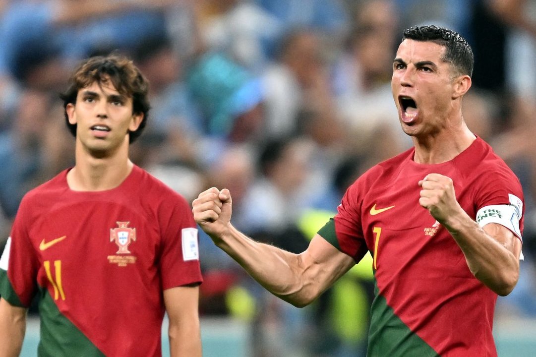 Cristiano Ronaldo celebra una victoria bajo la mirada de Joao Félix.
