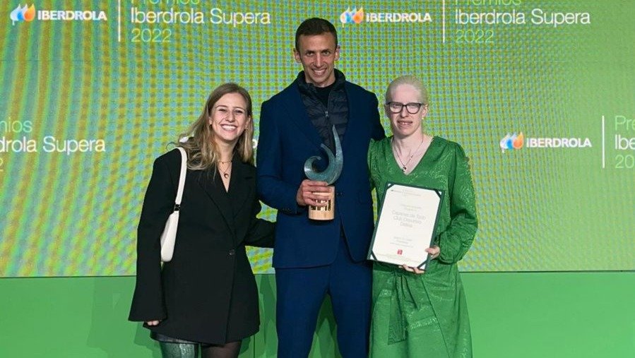 Desirée Vila, Celso Comesaña y Susana Rodríguez recogen el premio.