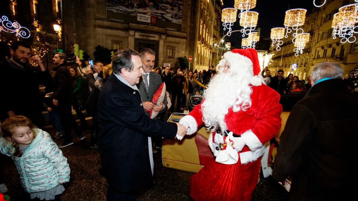 El alcalde Abel Caballero dio la bienvenida al Papá Noel que ya se instaló en su caseta de Policarpo Sanz.
