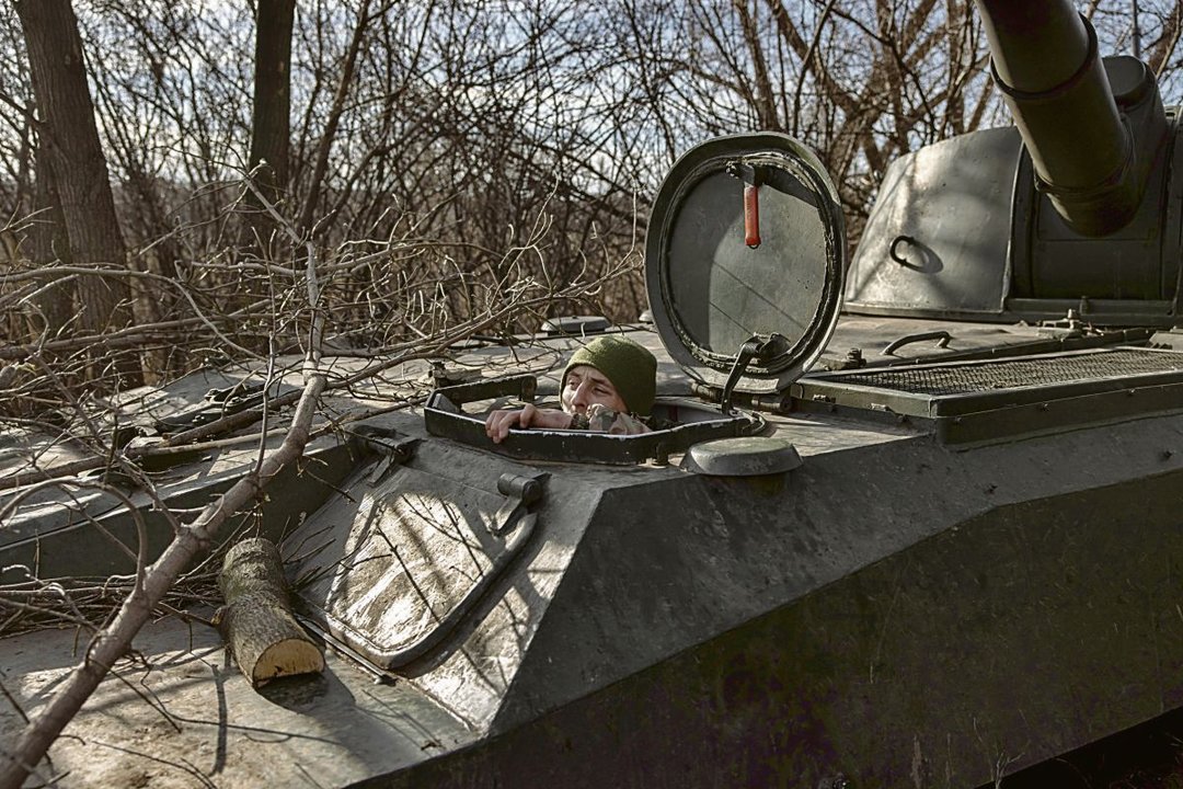 Un soldado ucraniano mira desde un obús autopropulsado 2S1 Gvozdika, en Bakhmut.