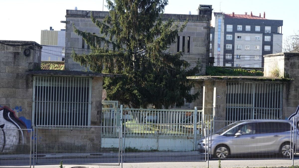 La antigua cárcel de Vigo, junto al actual CIS,  en la avenida de Madrid lleva años sin actividad y en un estado de ruina.