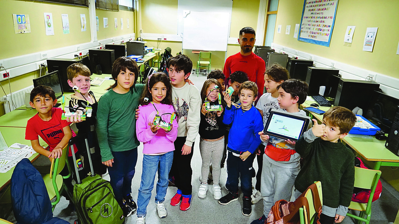 Con bloques de construcción, un chip informático y conocimientos básicos de programación, los alumnos que escogen Robótica aprenden a hacer pequeñas máquinas que pueden controlar a través de una tablet o un teléfono móvil. En la foto, un grupo del Fleming con sus creaciones.