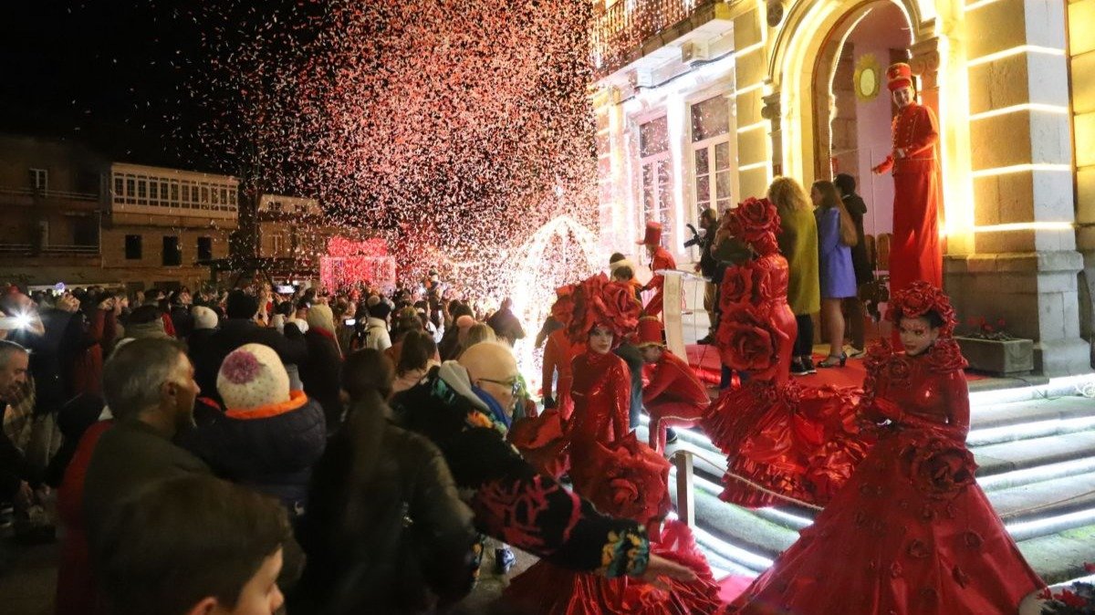 La plaza Paradela reunió a centenares de personas para la cuenta atrás del encendido navideño.