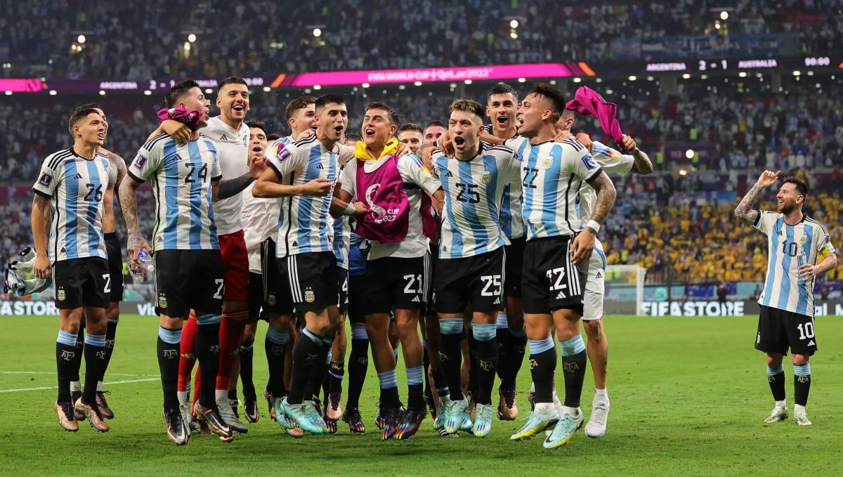 Los jugadores de la selección de Argentina celebran su victoria sobre Australia, que les permite pasar a cuartos.