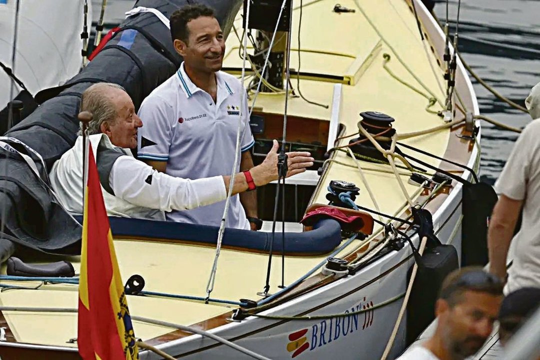 Juan Carlos I a bordo del “Bribón” el pasado verano en Pontevedra.