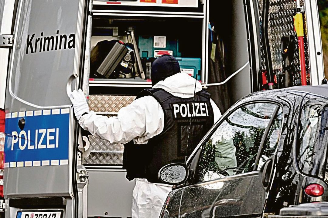 Un oficial de policía trabaja durante la redada en Berlín.