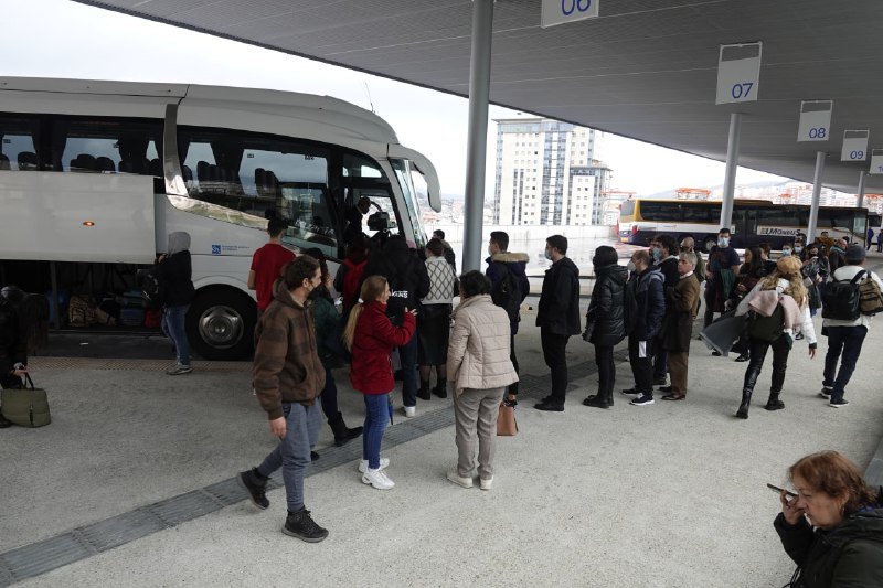 Los viajeros que han estrenado la nueva estación de autobuses de Vigo // Vicente Alonso