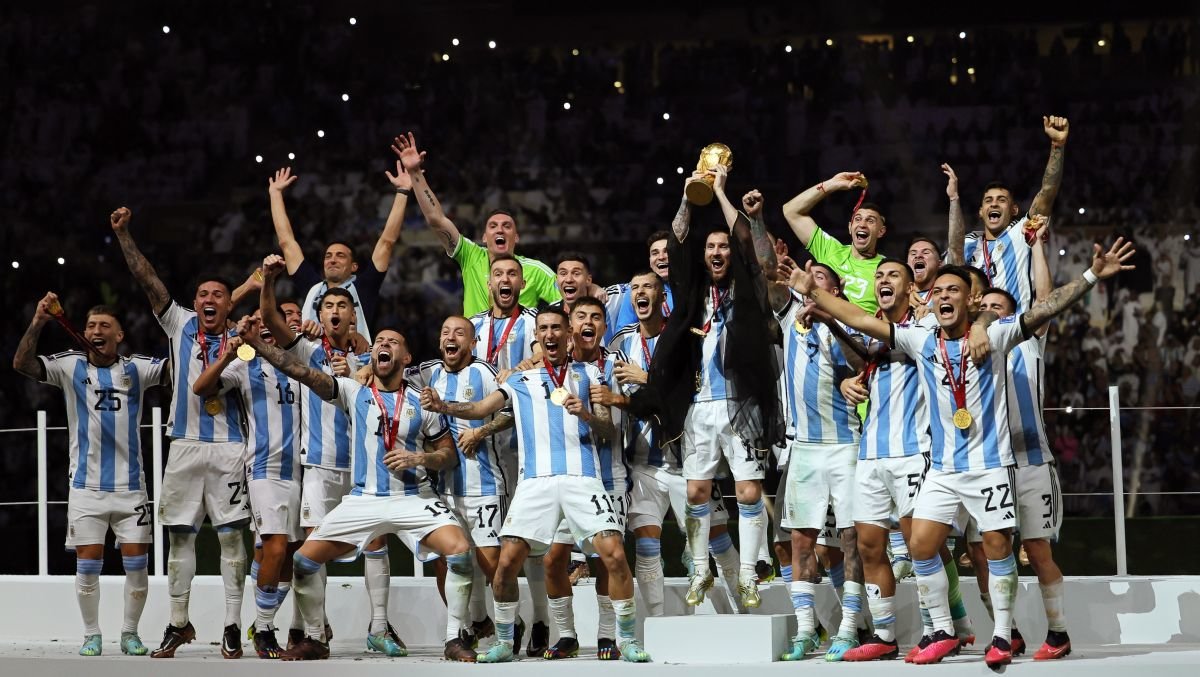 Los jugadores de la selección de Argentina celebran su triunfo en el Mundial de Qatar tras derrotar, ayer, a Francia.