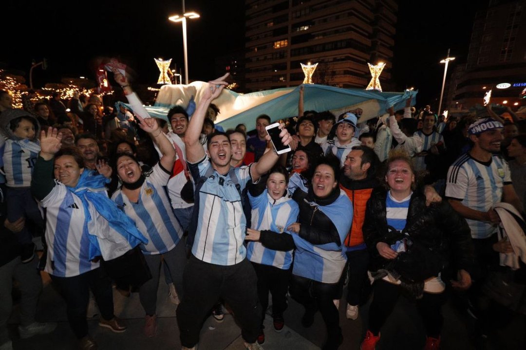 Los aficionados argentinos celebraron el triunfo en Praza América.